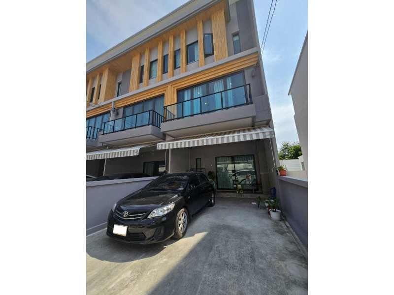 For SaleTownhousePattanakan, Srinakarin : Urgent sale townhome, Igent Village, Phatthanakan, 3 floors, 26 sq m, beautifully decorated, ready to move in.