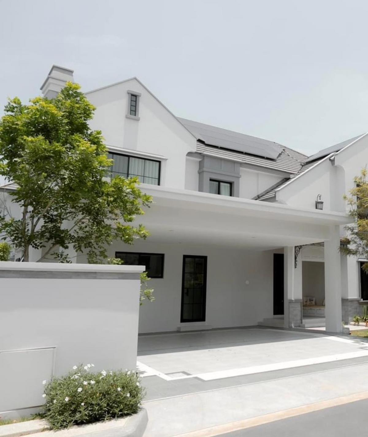 ให้เช่าบ้านพัฒนาการ ศรีนครินทร์ : 📢👇French Chateau style house for rent / sale , corner unit, community mall, villa market in front of the good security compound, luxury decor, fully furnished, ready to move in