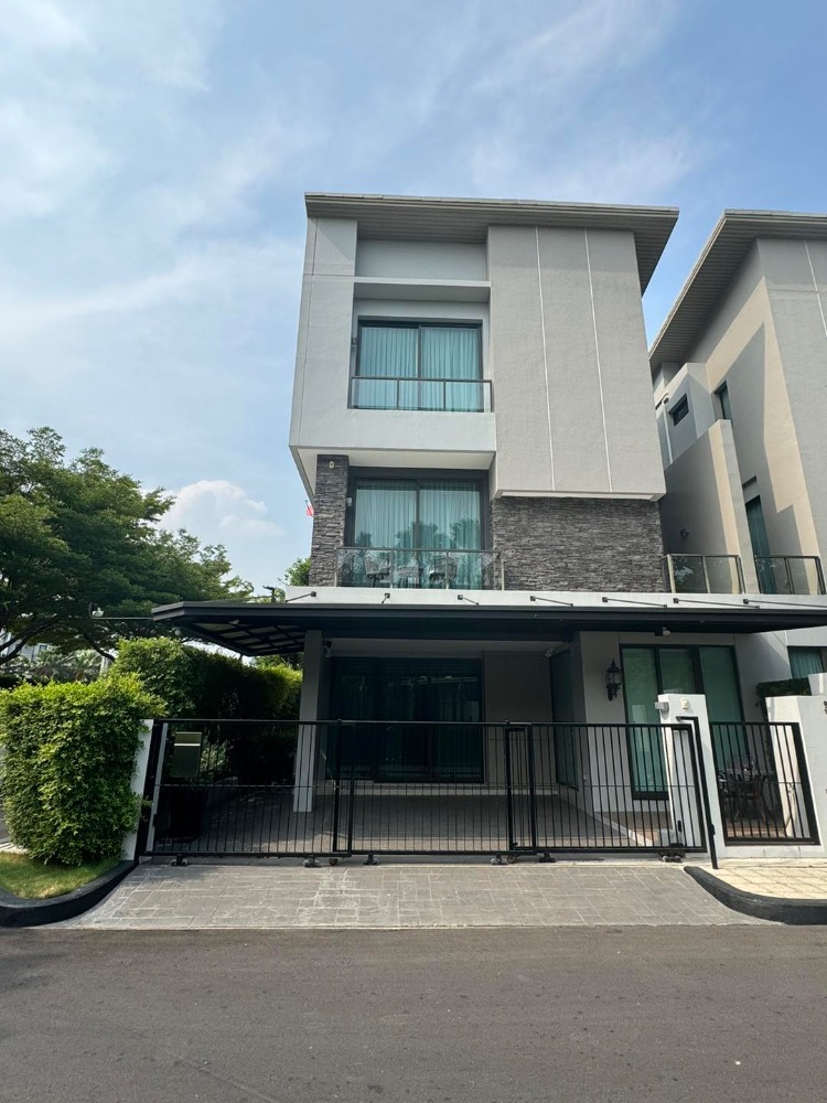 For SaleHouseYothinpattana,CDC : Selling below cost Baan Klang Muang Classe CLASSE Ekkamai-Ramintra House along Ramindra Expressway, corner, garden-club view. The best in the project Complete with fully decorated furniture