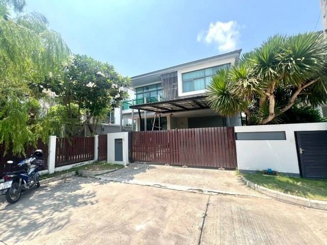 For SaleHousePattanakan, Srinakarin : Single house for sale, Setthasiri Srinakarin-Rama 9 project, corner house, Soi at the beginning of the project. Near many international schools