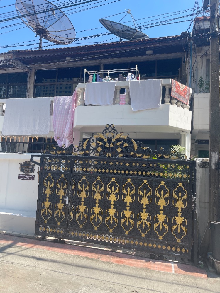 For SaleTownhouseSukhumvit, Asoke, Thonglor : For Sale Townhouse in SoiAree Sukhumvit26 near BTS Phrompong Land area 27 sqw. Usable area 260 sqm. 3 Bed 2 Bath 1 spacious living room and 1 big kitchen Sell 35 MB. (negotiable) Very good surrounding with many good