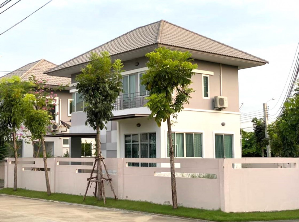 ขายบ้านสมุทรปราการ สำโรง : ขาย บ้านเดี่ยว พื้นที่ขนาดใหญ่ Villa Nova Teparak 139 ตรม. 70 ตร.วา สนามหญ้าด้านหน้า ขนาดใหญ่ ร่มเย็นและน่าอยู่มากๆ มีที่จอดรถ 2 คัน