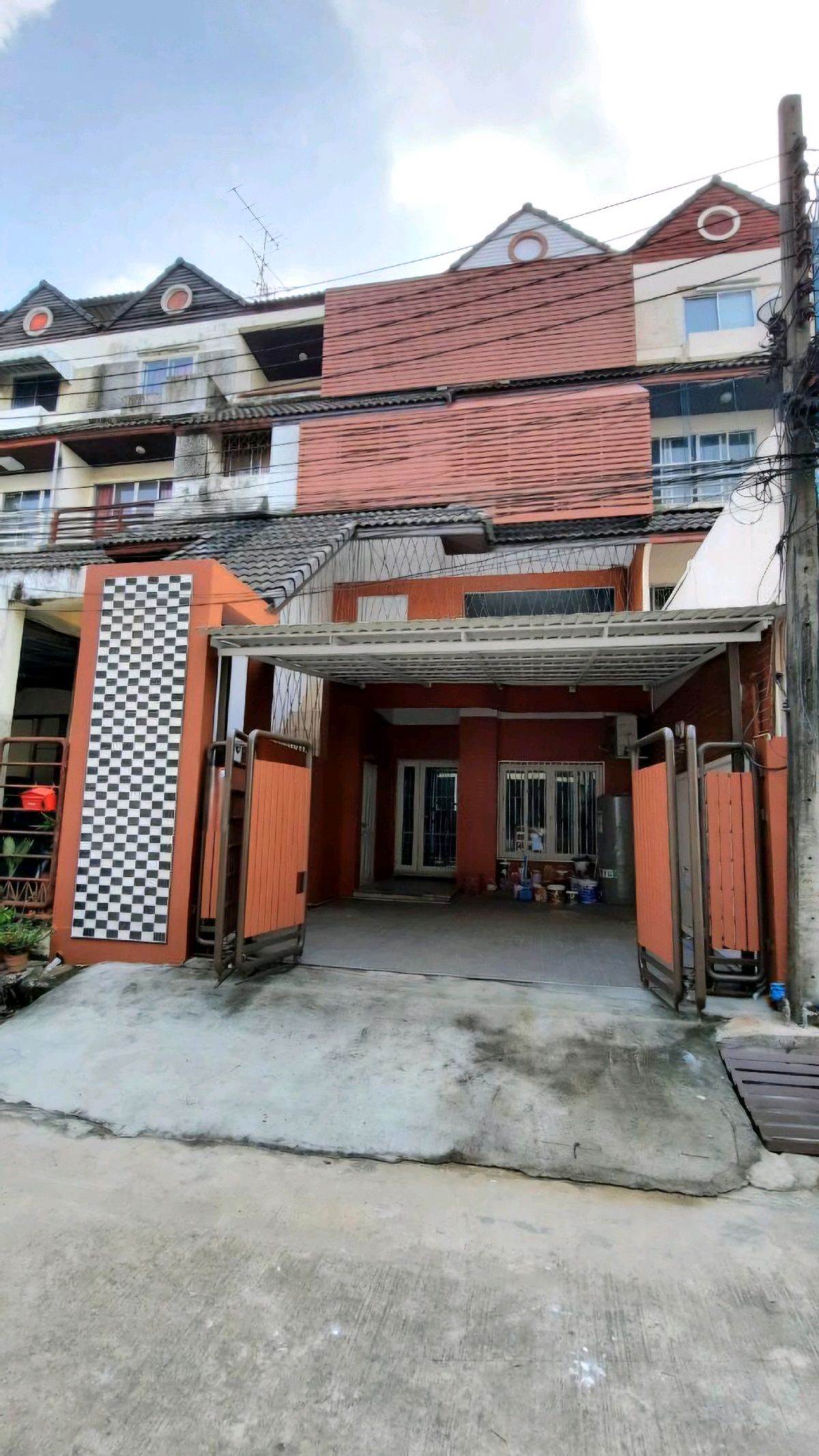 For RentTownhomePattanakan, Srinakarin : Townhouse for rent, 4 floors, area 32 sq m, Pattanakarn 44 Road. Near Seacon Square/Paradise Park