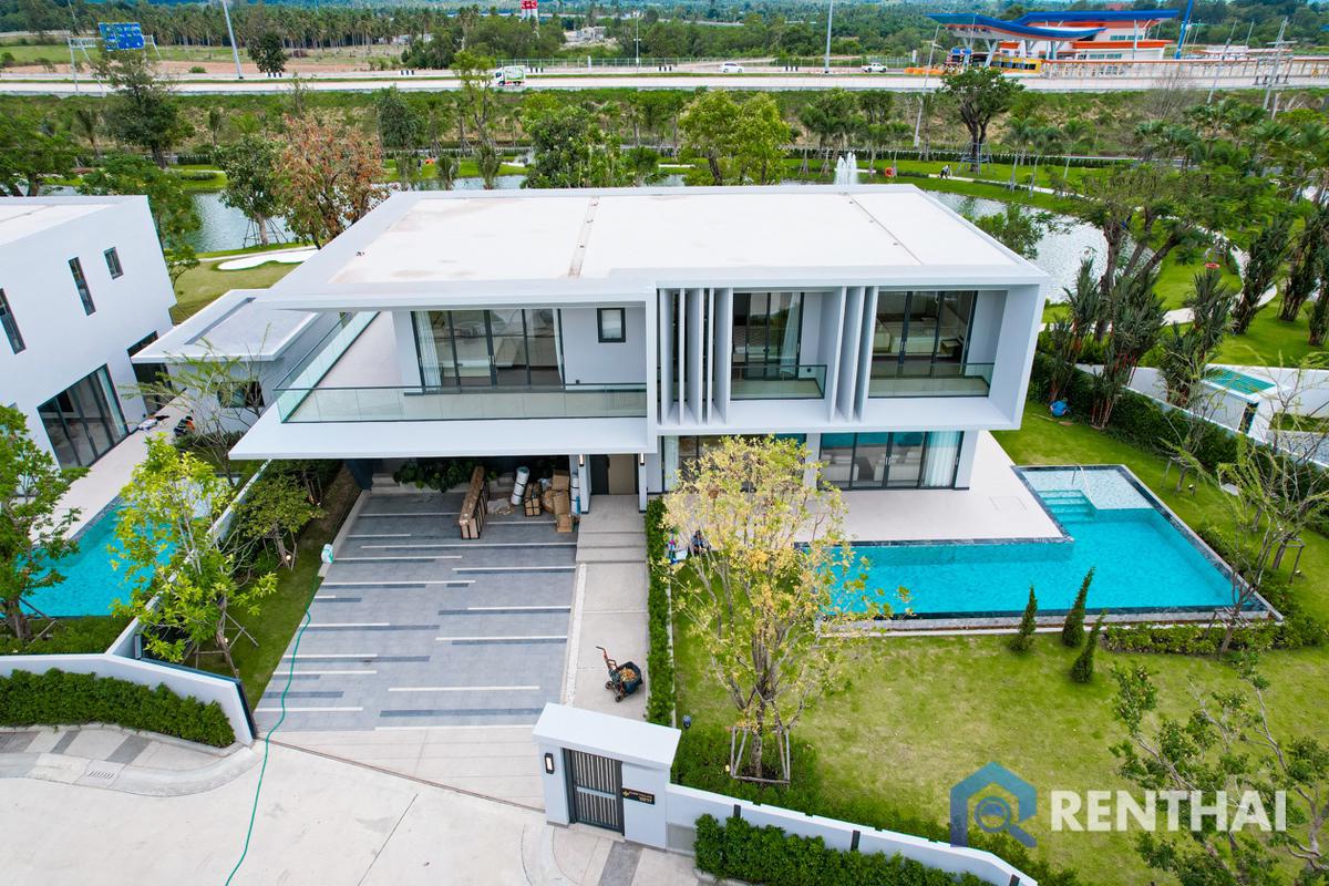 For SaleHousePattaya, Bangsaen, Chonburi : This Large Luxury Villa Could  Be Your Dream Home!