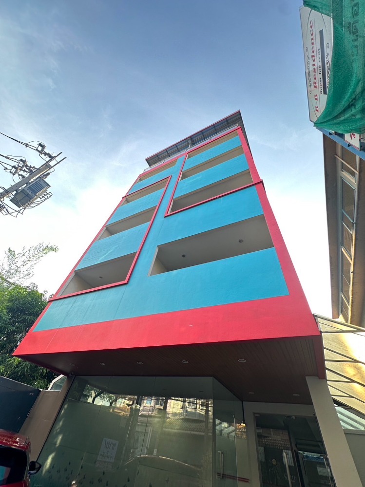 For RentShophouseRatchadapisek, Huaikwang, Suttisan : Office building for rent, good location near MRT Ratchada. There are 3 halls, 16 bedrooms, 16 bathrooms, 20 cars can be removed. Rental price 100,000 baht per month.