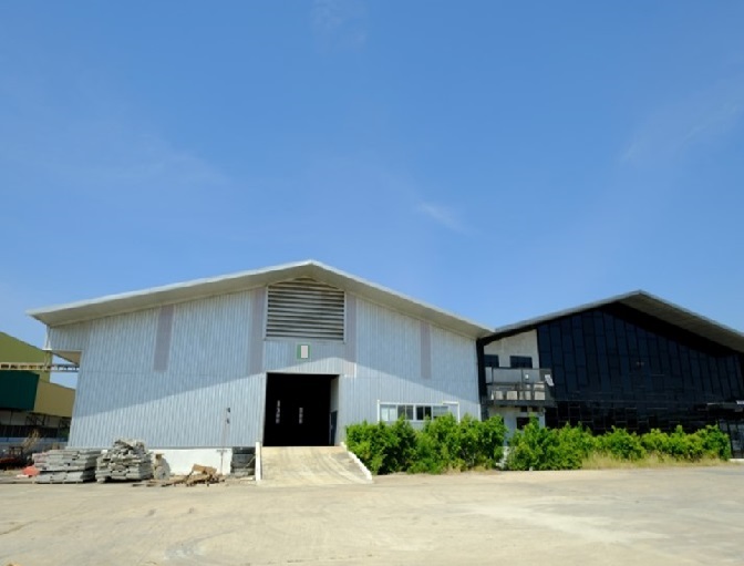 For RentFactoryChachoengsao : For Rent: Warehouse / factory with office building for rent / area 4500 square meters / Gateway City Industrial Estate, Chachoengsao / EEC area / can request Rong 4 / located in the industrial estate area / trailer can enter and exit.