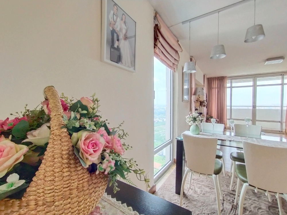 For SaleCondoChaengwatana, Muangthong : Condo for sale Riviera 3 Bond Street Road pool in the building.