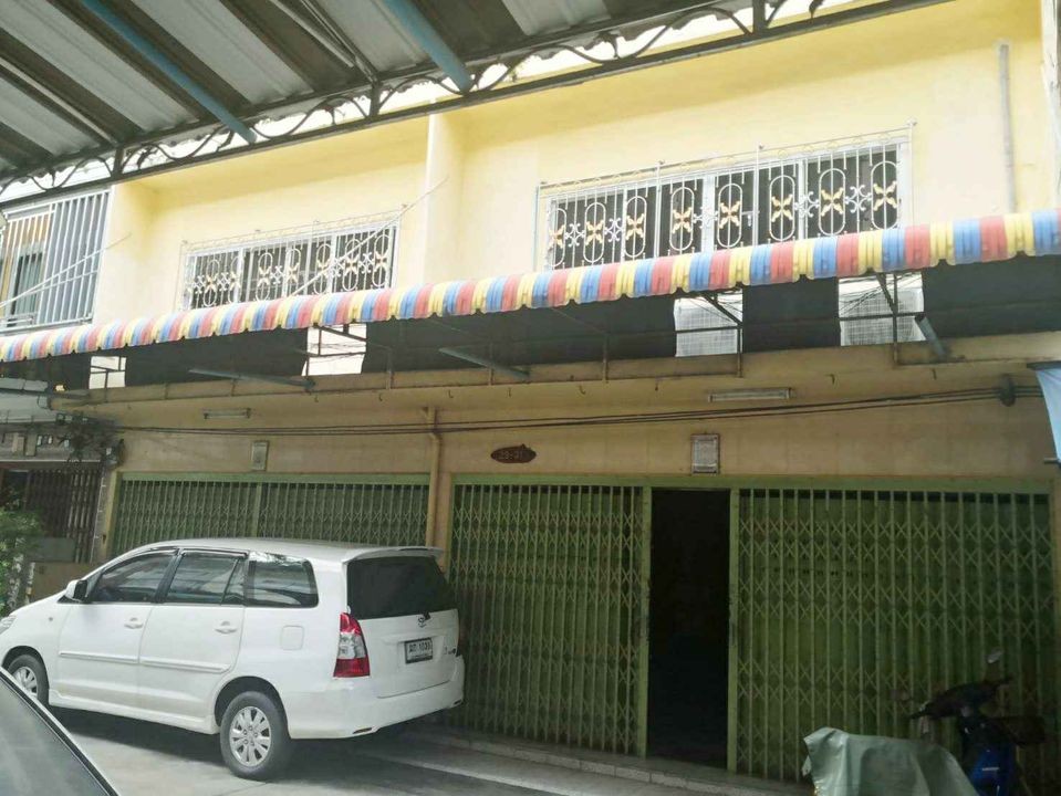 For SaleShophouseWongwianyai, Charoennakor : 2-unit, 3-storey shophouse, size 49 sq m, width 10.5 m.