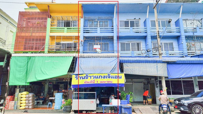 For SaleShophousePathum Thani,Rangsit, Thammasat : Commercial building, 3.5 floors, Thai Market, next to the farm market, Soi Thep Kunchorn 13/1, Khlong Nueng Subdistrict, Khlong Luang District, Pathum Thani.