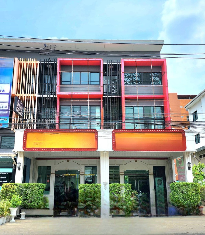 For SaleShop HouseAyutthaya : Commercial building for sale, 3.5 floors, corner room, 2 units, D-Cube Phahonyothin-Navanakorn. Next to Rong Kluea Market, Navanakorn, very good location.