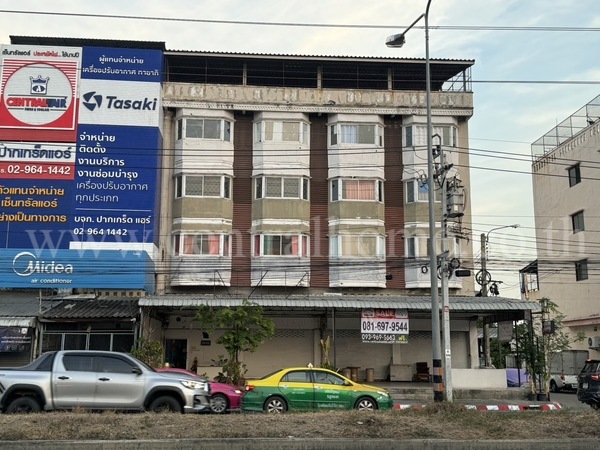 For SaleShop HouseChaengwatana, Muangthong : Commercial building, 4.5 floors, 2 units, next to Tiwanon Road, near Muang Thong.