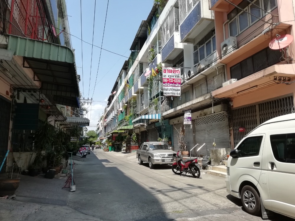 For RentShophouseBang kae, Phetkasem : Shophouse/commercial building for rent, 2 units next to each other, Soi Phetkasem 66/1 (beginning of the alley), Phetkasem Road, near MRT station, Lotus Bang Khae, Bang Khae Market, total area 32 sq m, 4 floors + rooftop, Bang Khae Nuea Subdistrict, Bang