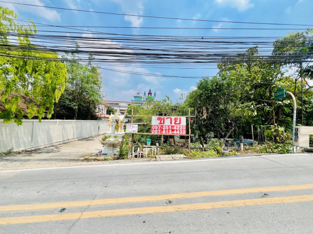 For SaleHousePinklao, Charansanitwong : Old wooden house for sale Next to the waterfront of Bang Chueak Nang Canal. natural atmosphere Even in the city of Phutthamonthon Sai 1, Ratchapruek