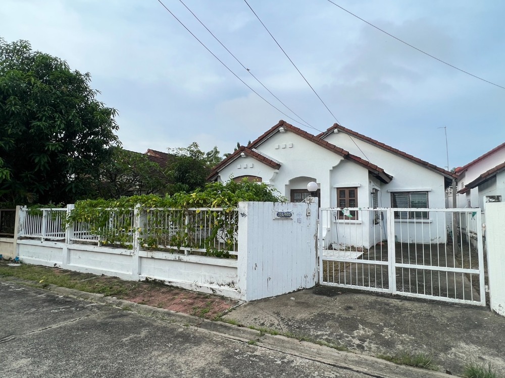 For SaleHouseNonthaburi, Bang Yai, Bangbuathong : 2-story detached house for sale, Chollada Village, Bang Bua Thong, area 56 sq m., usable area approximately 100 sq m., 3 bedrooms / 1 bathroom / 1 kitchen, parking for 2 cars.