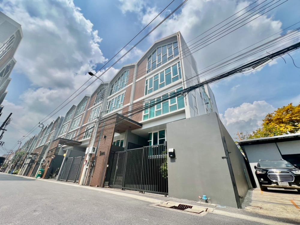 For RentHome OfficeOnnut, Udomsuk : Luxury office for rent, close to 2 BTS lines, lots of space, parking for 5-9 cars on Udomsuk Road, near Bitec Bangna, True Digital Park101 and only 450 m from Bangkok Mall.