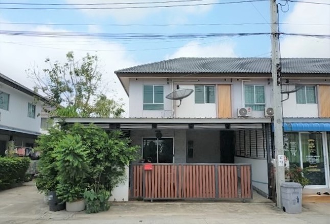 For SaleTownhouseSamut Prakan,Samrong : Townhome for sale** on the edge of Baan Pruksa 106 Bang Pu-Tamru 2. Additions have been made to the front of the house and the side of the house.