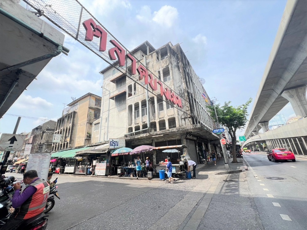 For SaleShophouseKasetsart, Ratchayothin : Commercial building for sale, Bang Khen Market, Phahonyothin, Senanikom, Chatuchak, near the Senanikom BTS, 4 floors.