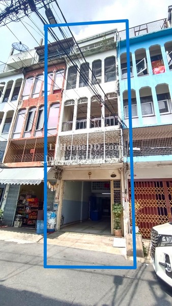 For SaleShophouseWongwianyai, Charoennakor : For sale 3-story commercial building, Soi Charoenrat 20, Charoenrat Road, Khlong Ton Sai, Khlong San, Bangkok, near Icon Siam. BTS Charoen Nakhon, good location, has parking, ready to move in, building next to the road,