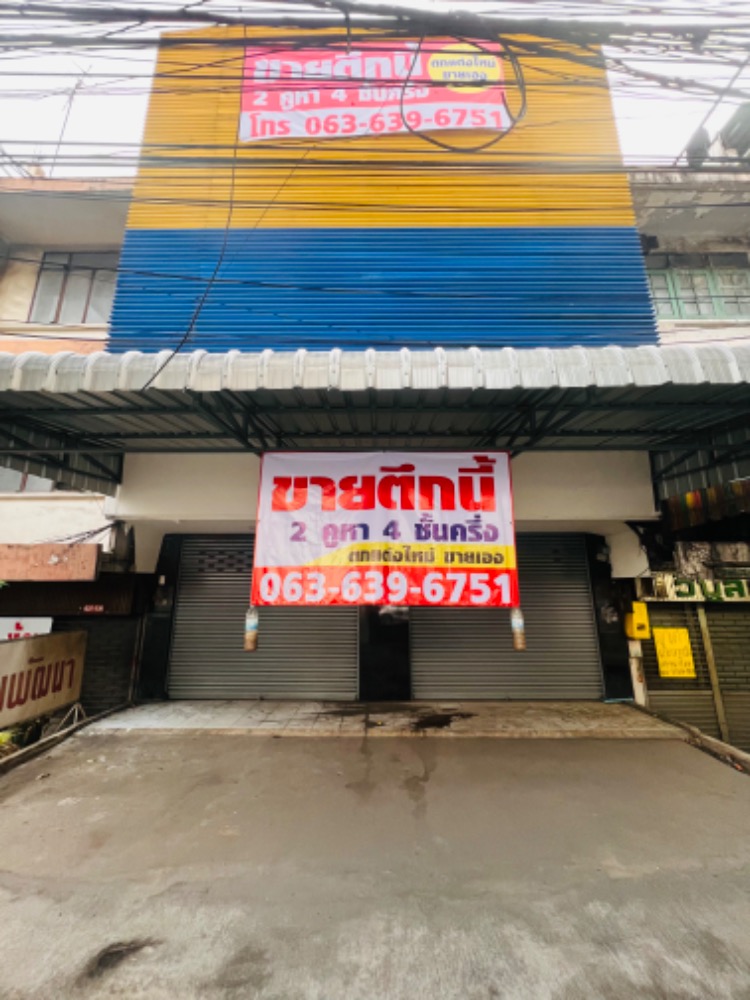 For SaleShophousePathum Thani,Rangsit, Thammasat : Commercial building for sale, 2 units, next to the main road, near Future Rangsit. newly decorated The owner is selling it himself.