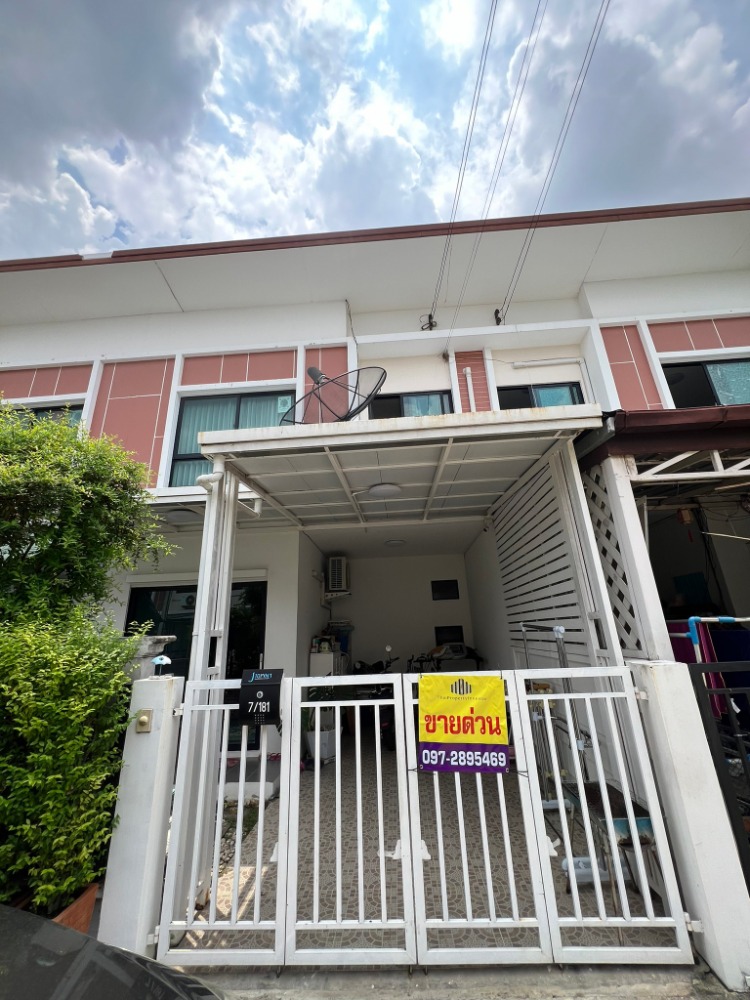 For SaleTownhomePathum Thani,Rangsit, Thammasat : Selling very cheap!! 2-story townhouse, J Town Rangsit, Klong 1 (J Town Rangsit - Klong 1), land area 17.8 sq m, usable area. Usable area 115 sq m. Suitable for living and renovating to make a good profit. Near Don Mueang Tollway and