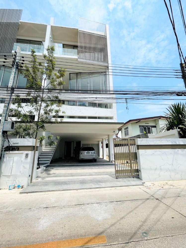 For SaleTownhouseLadprao, Central Ladprao : House for sale LUXE 35 Ratchada-Ladprao, 4-storey luxury house with private elevator. Convenient transportation near MRT Lat Phrao.