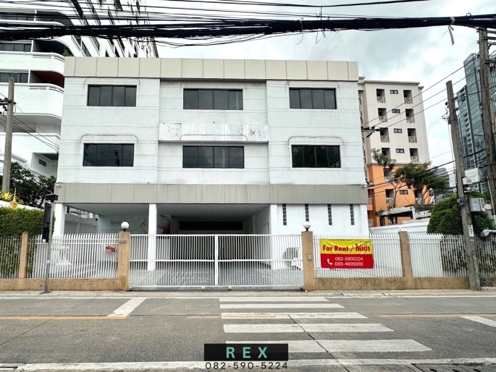 For RentShophouseSukhumvit, Asoke, Thonglor : Standalone building for rent, 3 floors, Sukhumvit 26, Phrom Phong, Thonglor, usable area 615 sq m., suitable for office/clinic/studio.