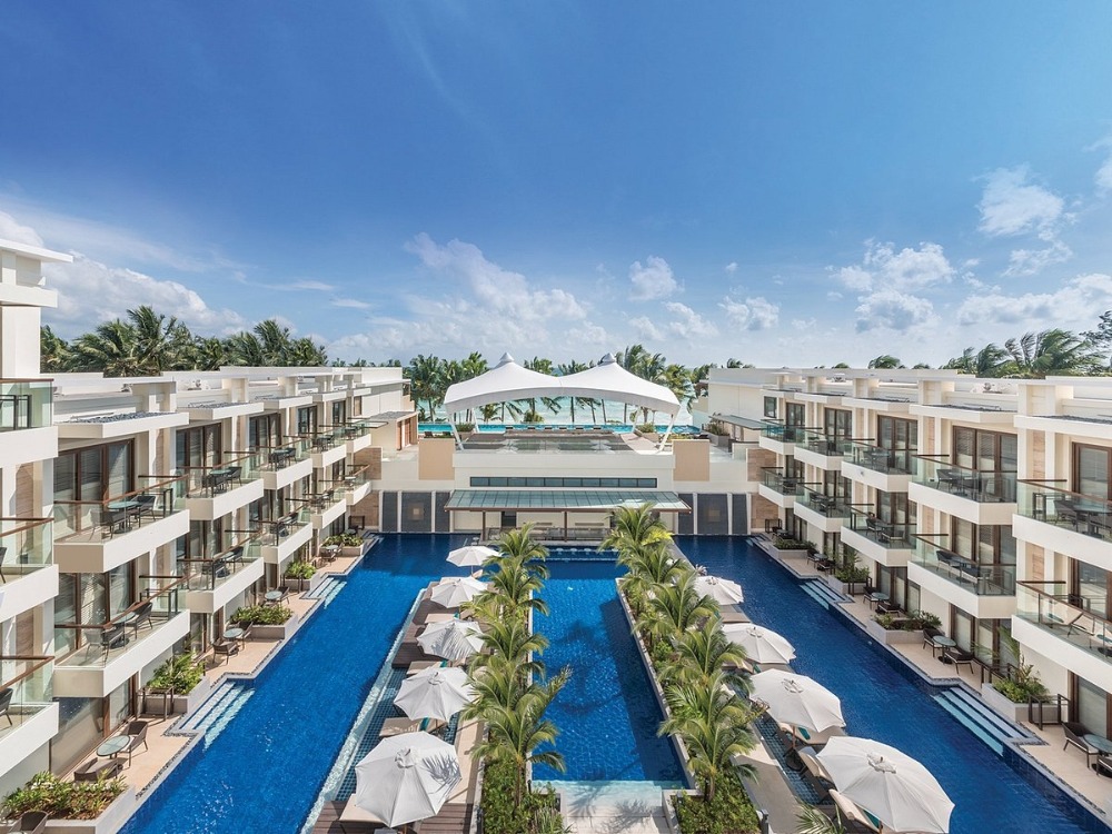 For SaleBusinesses for salePhuket : 4-star hotel for sale, 224 rooms, near Karon Beach, Phuket, Thailand.