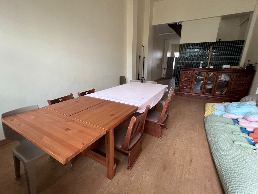 For RentShophouseChokchai 4, Ladprao 71, Ladprao 48, : Room for rent in a 4-story townhouse, Soi Nakniwat 21.