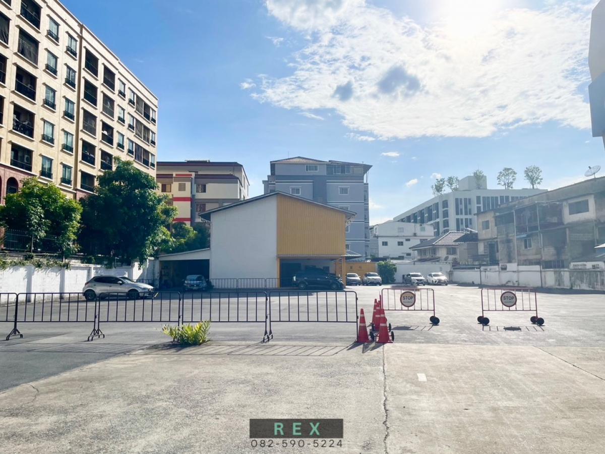 For RentShowroomKasetsart, Ratchayothin : For rent, 2-story office/showroom building with parking for more than 200 cars, total usable area 1,854 sq m., next to Phahon Yothin Road, near BTS Ratchayothin.