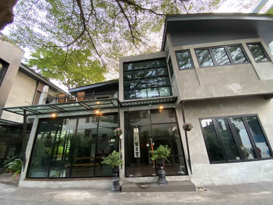 For RentHome OfficeLadprao101, Happy Land, The Mall Bang Kapi : HR1658 2-story home office for rent, Soi Pho Kaeo 3, convenient travel, near Ramintra Expressway. Decorated in loft style, suitable for an office or studio.