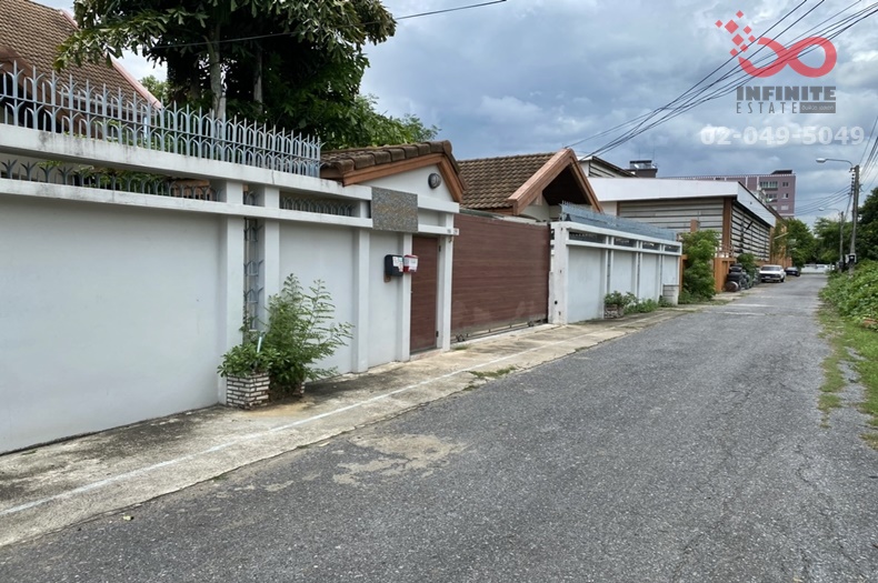 For SaleHouseKasetsart, Ratchayothin : 2-story detached house for sale, area 304 square meters, Phahon Yothin Road, Soi Phahon Yothin 46/1, near Lak Si Roundabout intersection.