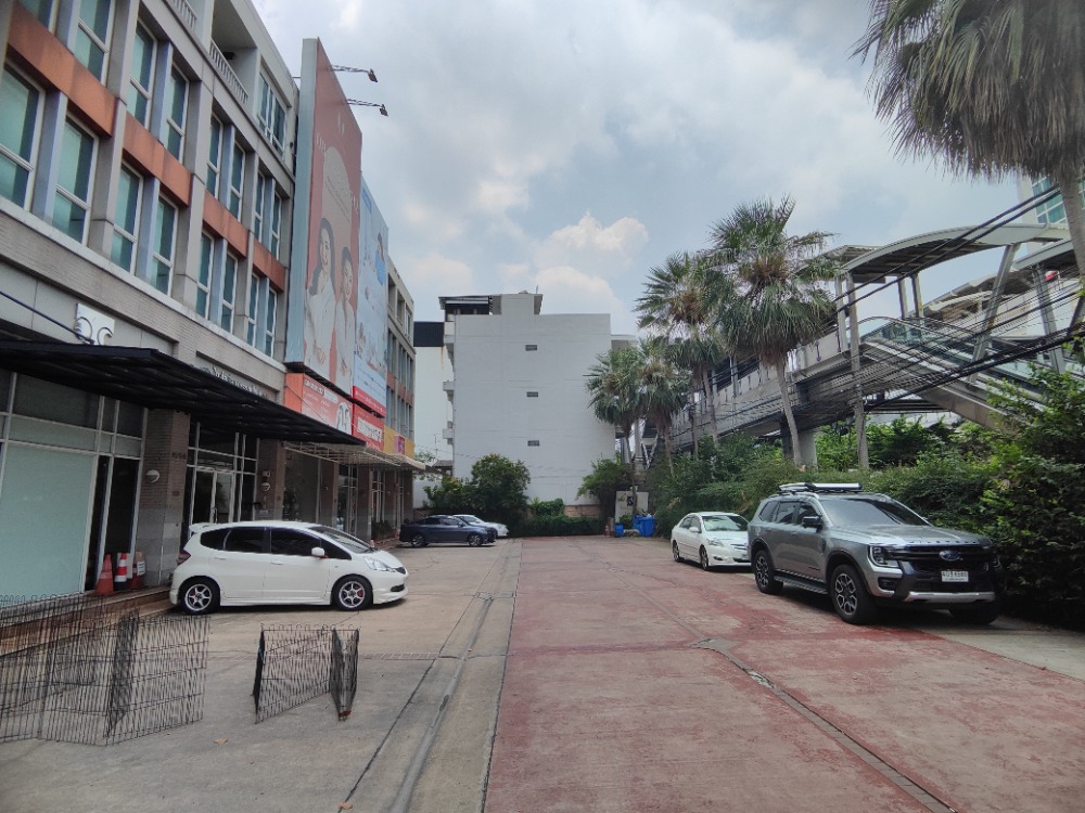 For RentShophouseWongwianyai, Charoennakor : Shophouse for rent, Krung Thonburi Road, corner room, next to the main road, next to BTS Wongwian Yai. Suitable for home office, clinic, cafe, special school.