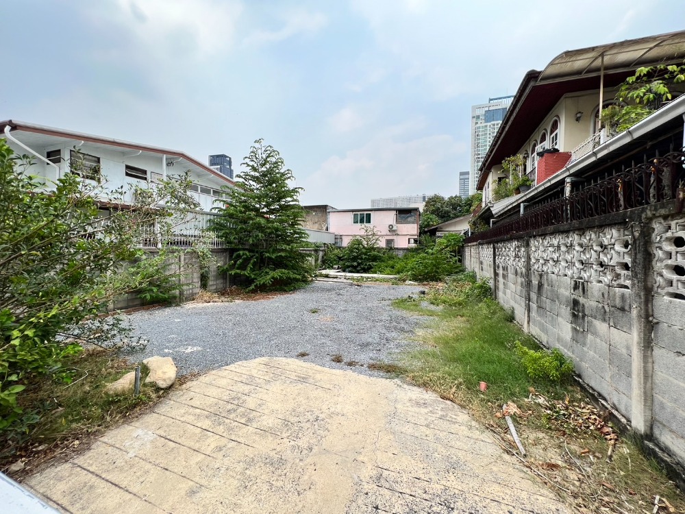 For RentLandSapankwai,Jatujak : Land width 10 meters, Land size 58 sq.wa. at Soi Phahonyothin 35 for rent.