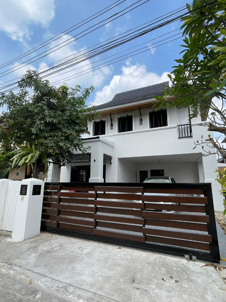 For SaleHouseSeri Thai, Ramkhamhaeng Nida : Single house for sale, Arena Garden Village (Soi Suan Siam 24), newly renovated, area 78 sq m, 3 bedrooms, 3 bathrooms, has a maids room and outside bathroom. Add on the side and kitchen at the back of the house.