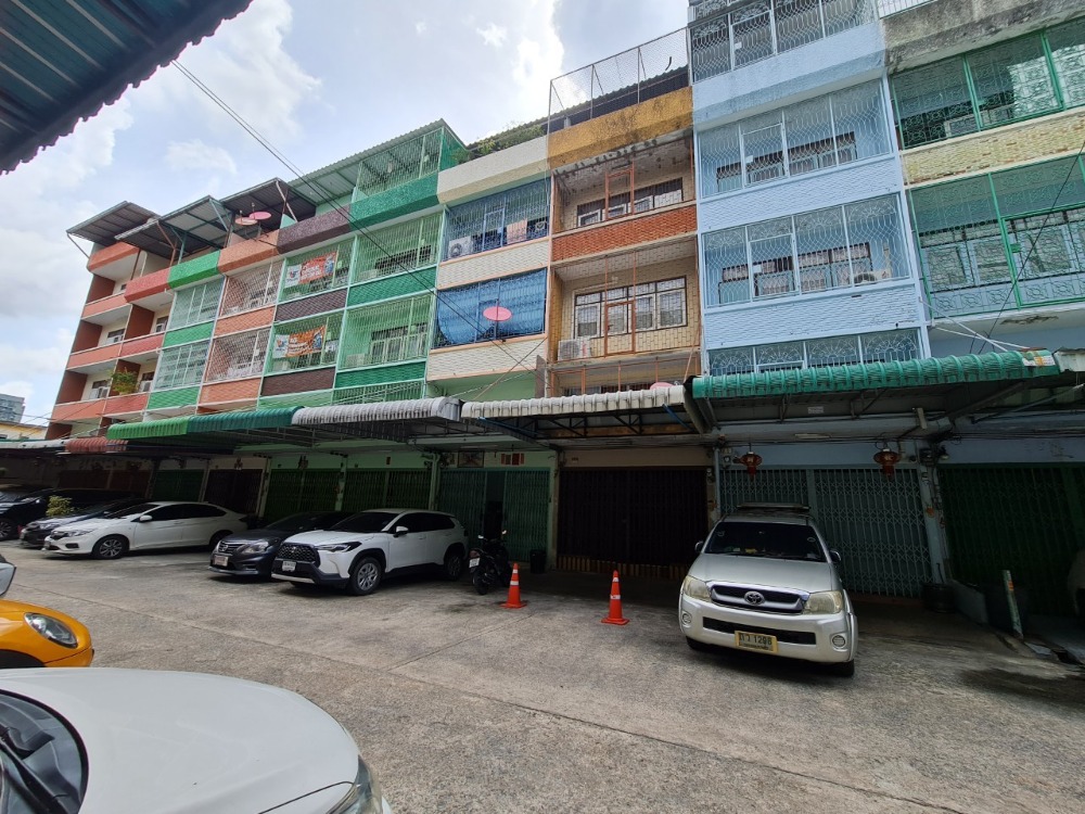 For SaleShophouseWongwianyai, Charoennakor : Commercial building for sale, 3 and a half floors, area 19 square meters, 3 bedrooms, 3 bathrooms, 1 hall, 1 living room, 1 living room, 1 kitchen, Somdet Phrachao Taksin Road, Soi 19 (Soi Wat Ratchawarin), Samre Subdistrict, Thonburi District, Bangkok.