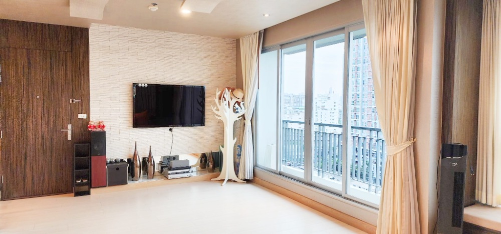 For SaleCondoRatchadapisek, Huaikwang, Suttisan : Condo for sale: Life Ratchadaphisek-Sutthisan, 1 bedroom, 60 sqm., 11th floor, large corner room.