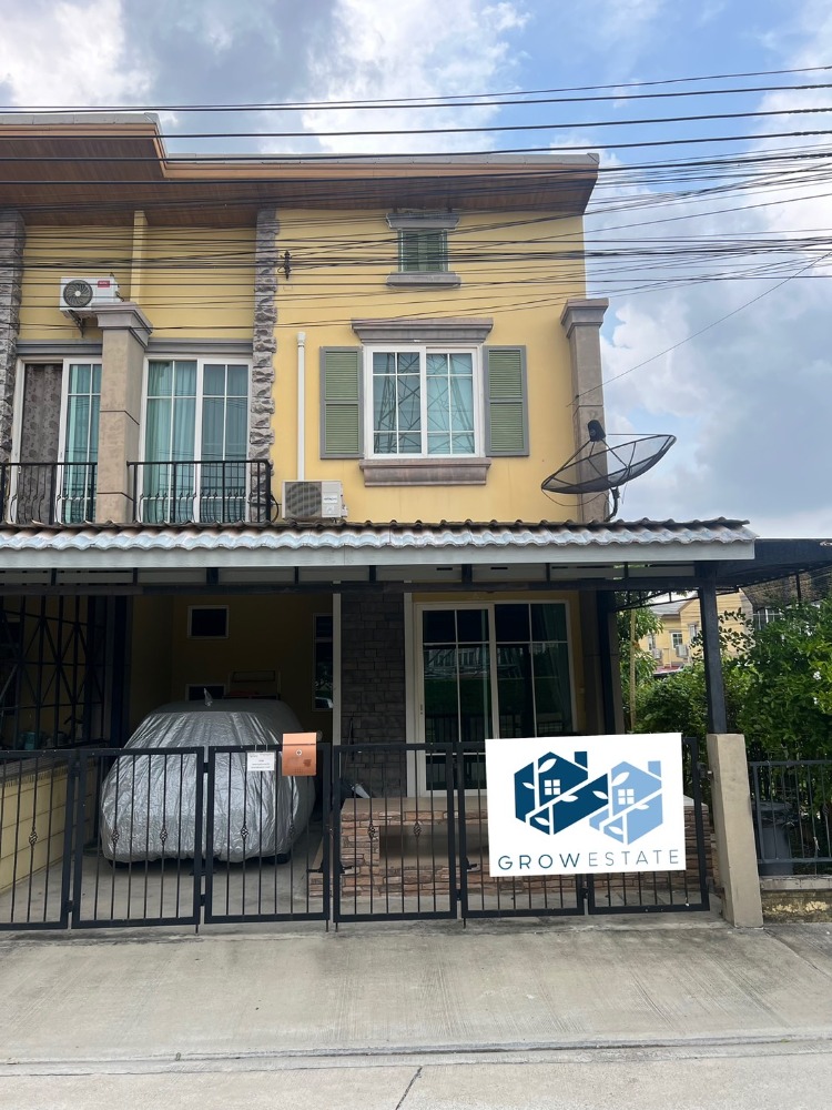 For SaleTownhouseLadkrabang, Suwannaphum Airport : P-2463 Urgent sale! Golden Town 1 On Nut-Phatthanakan The corner house has space for easy travel.