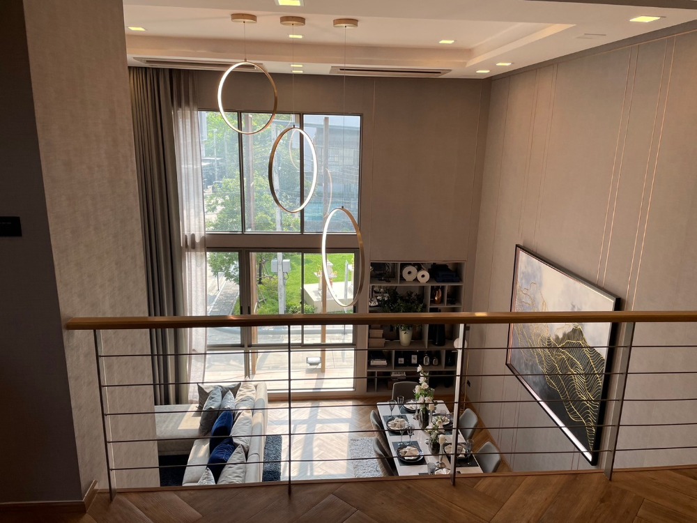 For SaleTownhousePattanakan, Srinakarin : Model house for sale, price 29 million SHO, townhouse, office showroom function. There is a private elevator #Homeoffice 4.5 floors, 3 bedrooms, 5 bathrooms, parking for 4 cars, land 30 sq m, usable area 345 sq m.