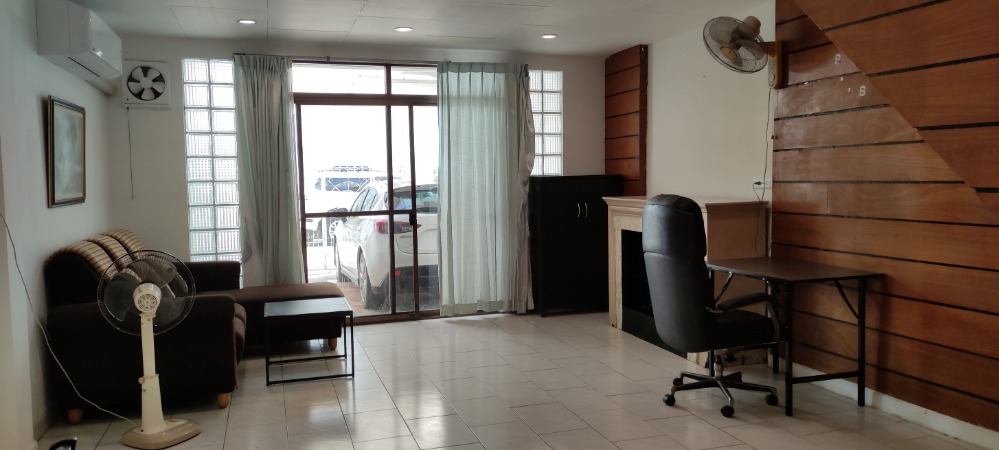 For SaleTownhomePattanakan, Srinakarin : Townhouse for sale or rent in Phatthanakan 25, very good location, the house is almost on the main road, 22 wah, 2 bedrooms, 2 bathrooms, 3 new air conditioners, fully furnished, 4 M Baht