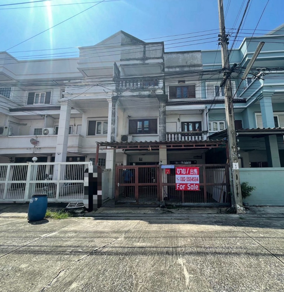 For SaleTownhouseNawamin, Ramindra : Very good location! 3-story townhouse for sale, Sahachok Village, Ramindra 34, Soi Ramintra 34 (Soi Yu Yen), 27.6 sq m, only 50 meters from the main road along Ramindra Expressway, near Keerapat International School, near the expressway, near the market,