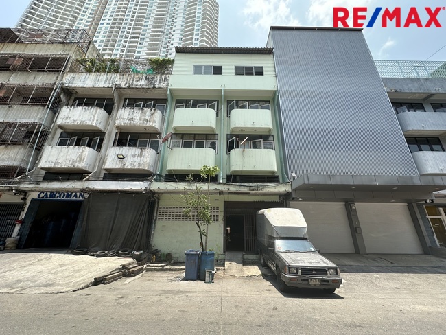 For SaleShophouseSathorn, Narathiwat : Shophouse for sale, commercial building, 3 floors, 2 units, Siang Kong, Rama 3 Road, Soi 56, special price in this area, only 7 million baht.