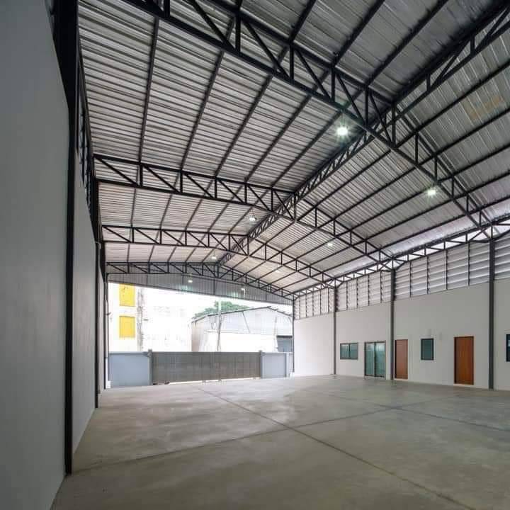 For RentWarehouseChiang Mai : Warehouse for rent with office, usable area 400 sq m. Large vehicles can enter and exit, located near the old San Kamphaeng Road.