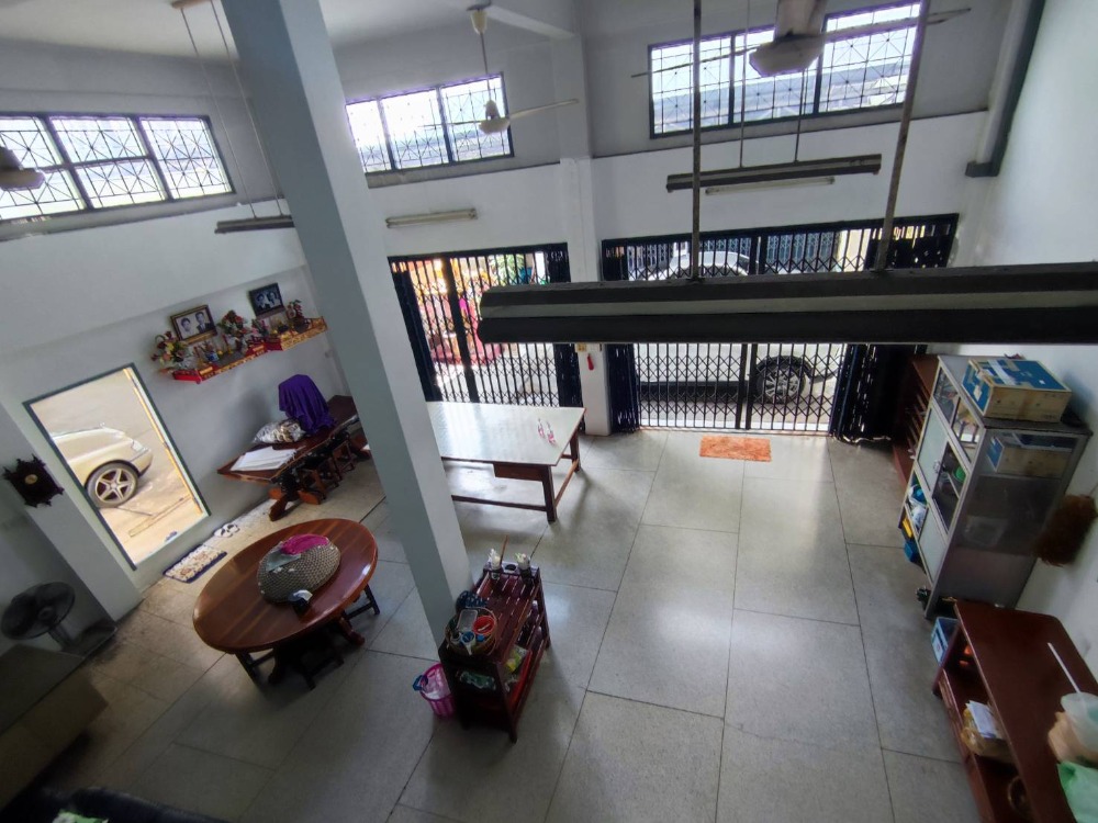 For SaleShophouseWongwianyai, Charoennakor : Shophouse for sale, Charoen Nakhon 53/1, divided into 2 rooms each, hitting through two rooms, price 10 million.