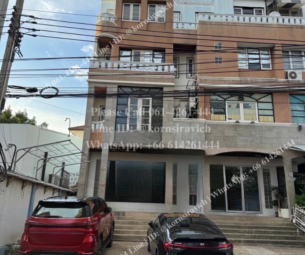 For RentShophouseSukhumvit, Asoke, Thonglor : Commercial building for rent, 2 units, Soi Ekkamai - Pridi Banomyong, Sukhumvit, Bangkok. Parking for 3 cars. Soi location, not next to the main road.