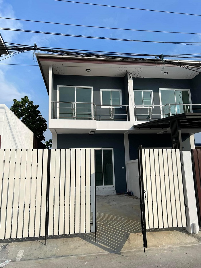 For SaleHouseSamut Prakan,Samrong : 2-story twin house for sale, new house, first hand, size 25 sq m, Soi Ratchasuphanimit 8/4, Bang Mueang Mai, Samut Prakan.