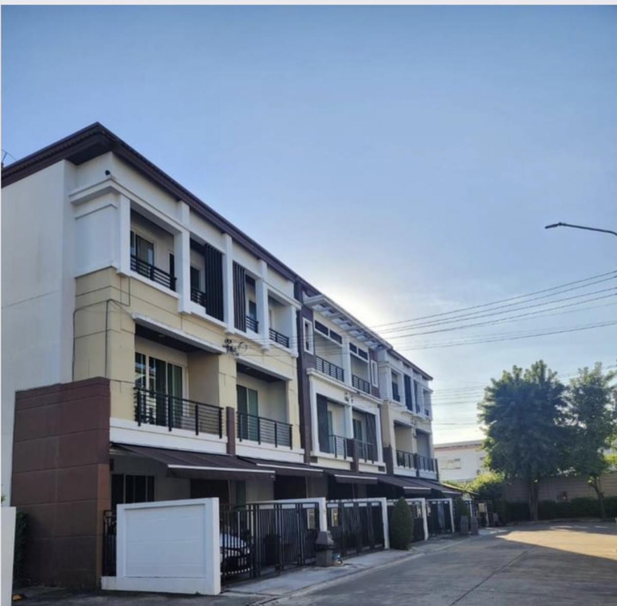 For SaleTownhouseKaset Nawamin,Ladplakao : For sale: 3-storey townhouse, 20 square wah, 166 square meters, newly renovated, ready to move in, 3 bedrooms, 3 bathrooms, selling for a price lower than the appraisal price of 4.5 million baht, special price 4.2 million baht, interested, call 092-642-29