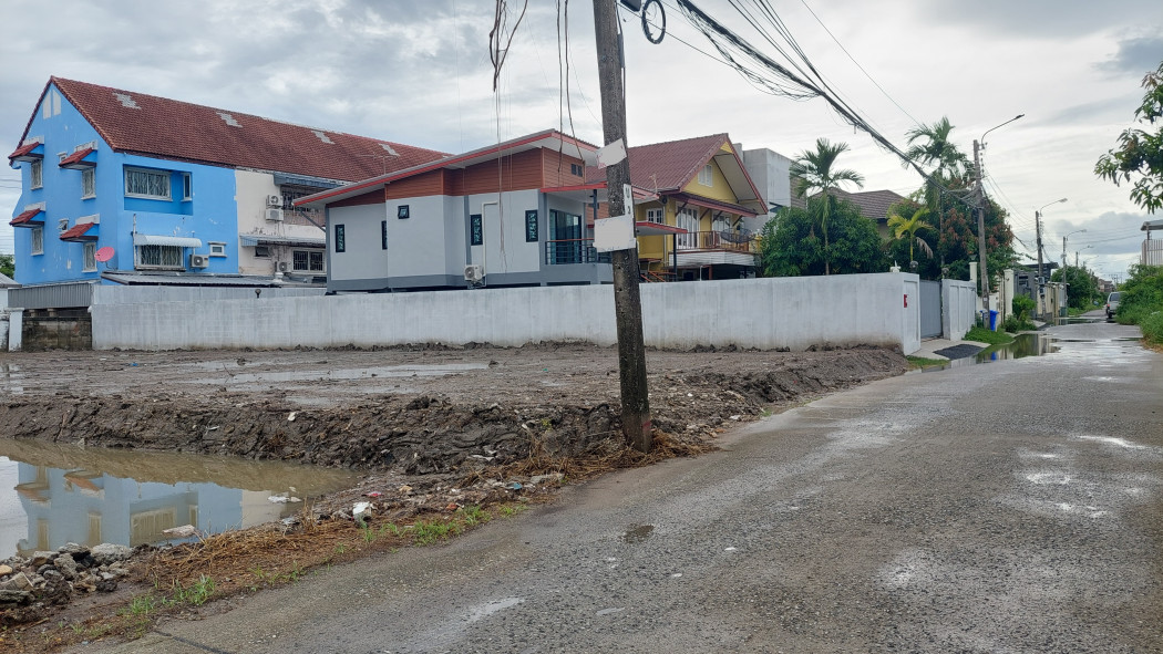 ขายที่ดินอ่อนนุช อุดมสุข : ขาย ที่ดิน นอกหมู่บ้านจัดสรร ไม่ต้องเสียค่าส่วนกลาง ที่ดินถมแล้ว ซอย 45 ศรีนครินทร์ 104 ตร.วา ระยะ 1 กม.ถึงสถานีรถไฟฟ้า ศรีนครินทร์ ซอย38.