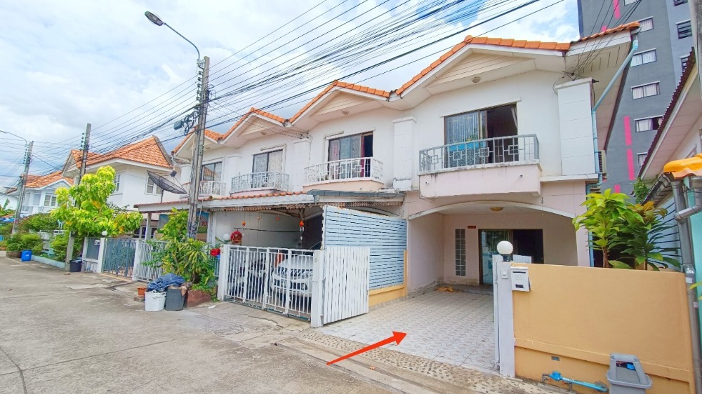 For SaleTownhouseRattanathibet, Sanambinna : Piemsuk Rattanathibet 34, 2-storey townhouse for sale, Rattanathibet Road, Soi 38, near MRT Saphan Phra Nang Klao Station, 2-storey townhouse, corner plot, larger than other plots but cheaper than others. Townhouse for sale, Rattanathibet, Nonthaburi.