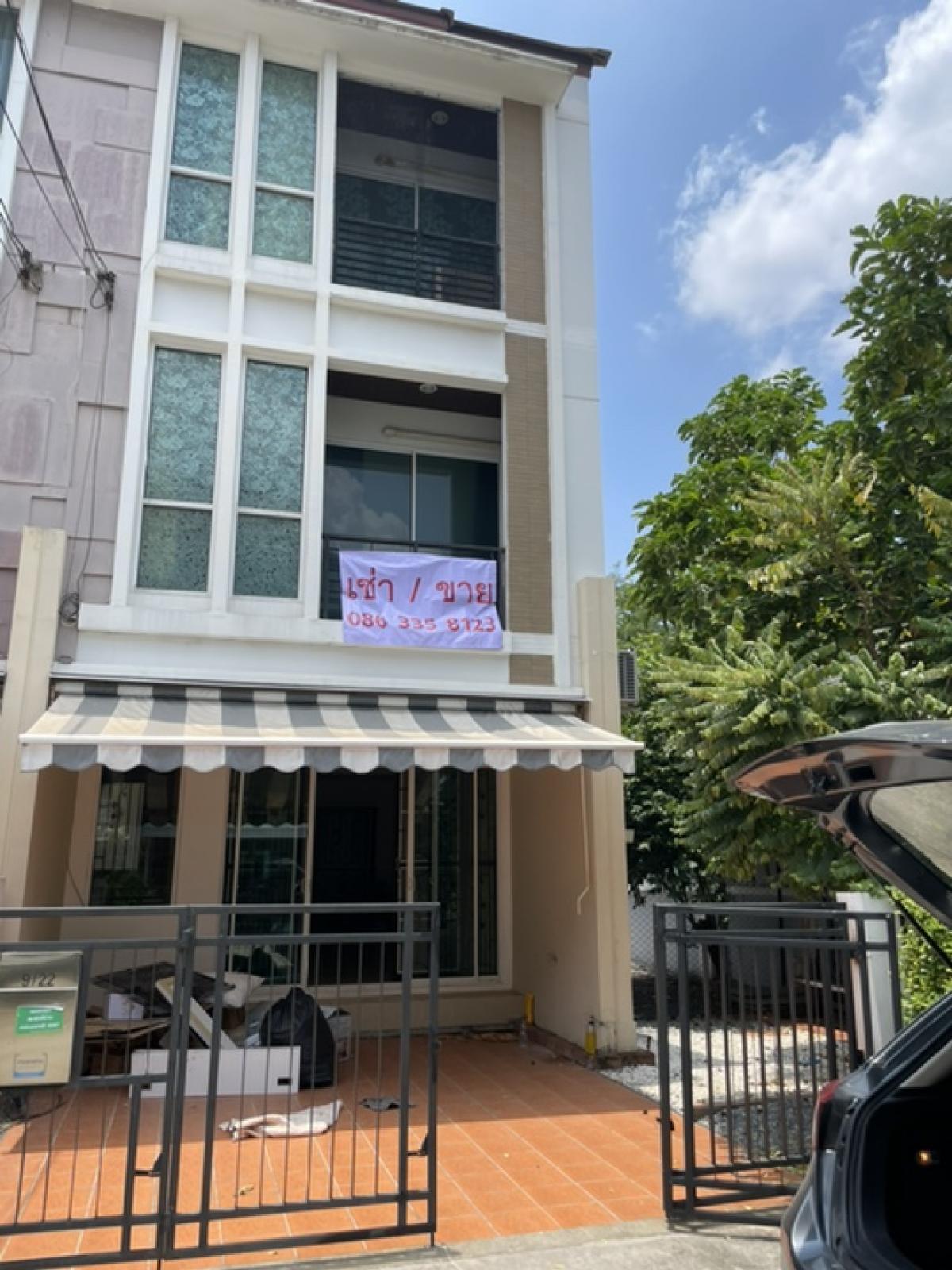 For SaleTownhousePattanakan, Srinakarin : House for sale in the middle of the city near Seacon Square and Paradise park.