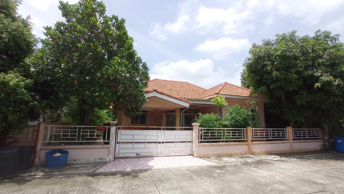 For SaleHousePathum Thani,Rangsit, Thammasat : Single-storey detached house for sale, shady atmosphere, reduced by 500,000 from 2.5 million to 2 million, 4 bedrooms, 2 bathrooms